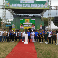 Sanusi Serahkan Api Porprov Jatim IX 2025 ke Nurochman, Langsung Diarak Keliling Kota Batu