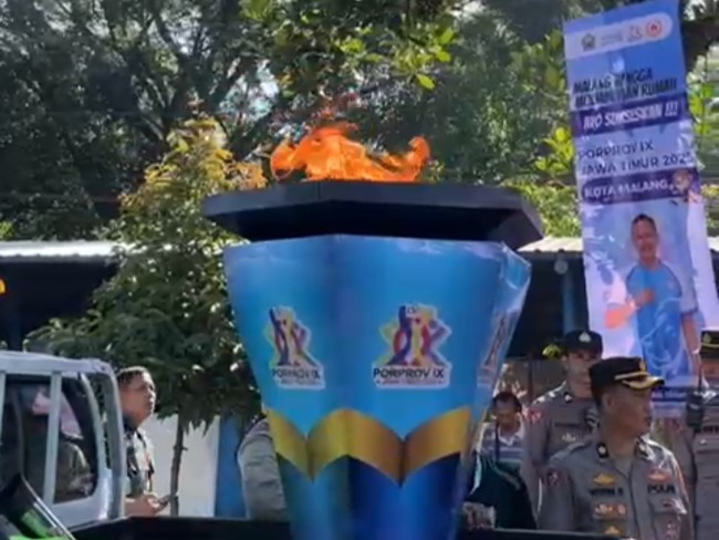 Api obor Porprov IX Jatim 2025 yang diarak keliling kecamatan di Kota Malang (foto: Hendra Saputra/JatimTIMES)
