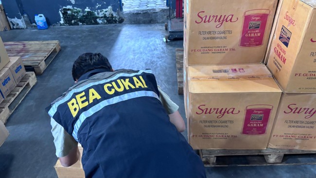 Tim Bea Cukai melakukan penindakan rokok ilegal. (Foto: istimewa)