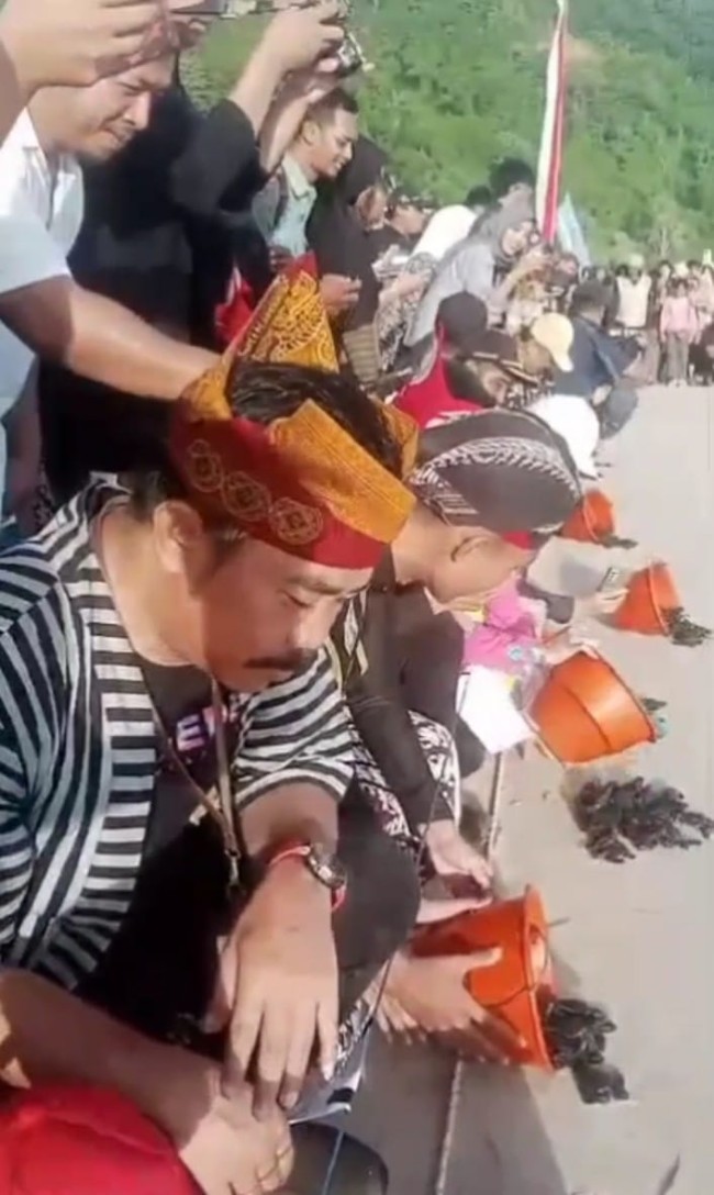 Momen pelepasan 1000 tukik di Pantai Modangan. (Foto: istimewa)