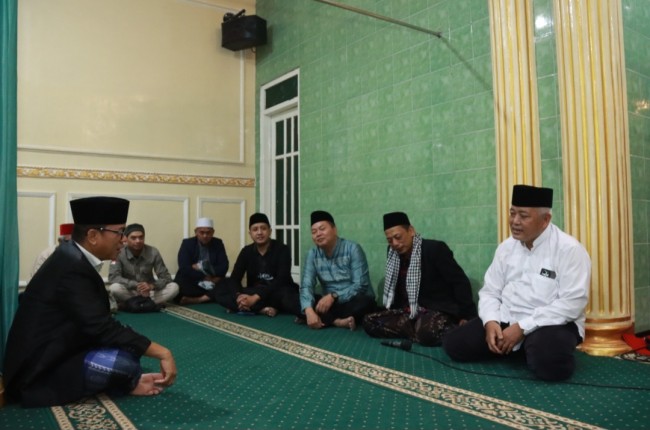 Momen Menteri Desa, Pembangunan Daerah Tertinggal, dan Transmigrasi (Mendes PDTT) Yandri Susanto (kiri) saat berdiskusi dengan Bupati Malang H.M Sanusi. (Foto: istimewa)