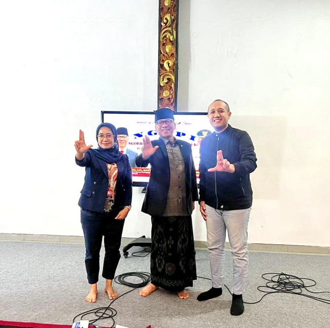 Dari kiri; Pimcapem Bank Jatim Turen, RR Nurul Zulaikha; Menteri Desa, Pembangunan Daerah Tertinggal, dan Transmigrasi (Mendes PDTT) Yandri Susanto dan Pemimpin Bank Jatim Cabang Kepanjen, Satria Dananjaya. (Foto: istimewa)