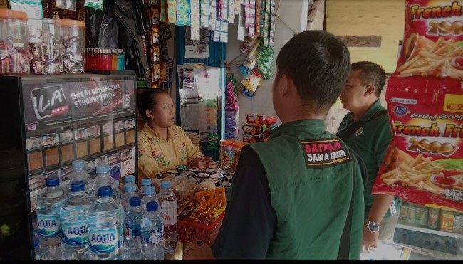 Pengecekan rokok ilegal di kelontong. (Foto: istimewa)