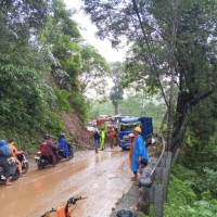 Jalur Malang-Lumajang Tertimbun Longsor