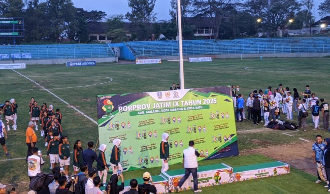Kota Malang tak keluar dari ruang ganti saat dipanggil penyerahan medali di podium, Sabtu (28/6/2025).(Foto: Prasetyo Lanang/JatimTIMES)