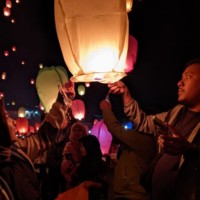 Indahnya Ribuan Lampion Terbang Hiasi Langit Desa Ngabab Pujon di Dworowati Lantern Festival 2025