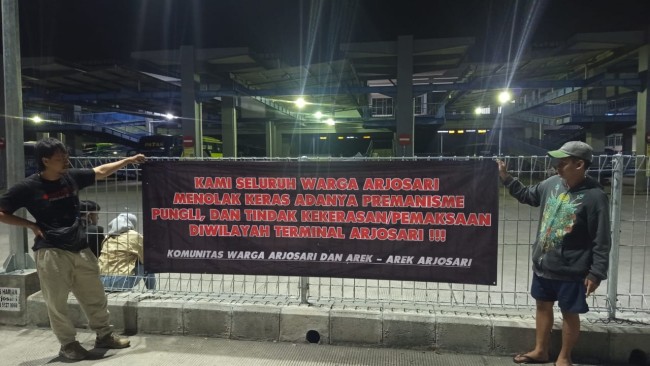 Poster tolak premanisme di terminal Arjosari. (Foto: istimewa)