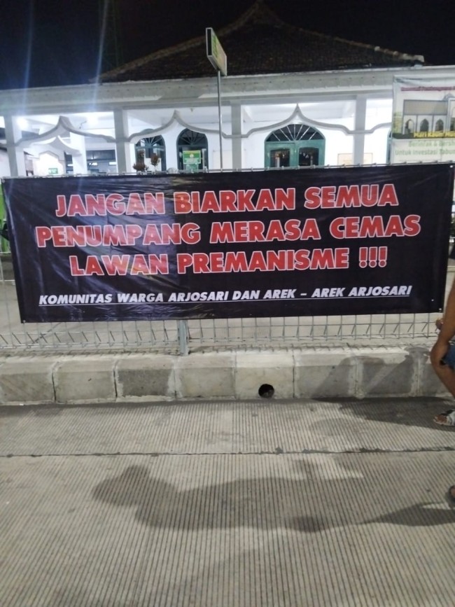 Poster tolak premanisme di terminal Arjosari. (Foto: istimewa)