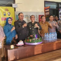 Suasana Haru Warnai Kejutan Forkopimcam untuk Polsek Camplong di HUT Bhayangkara ke-79