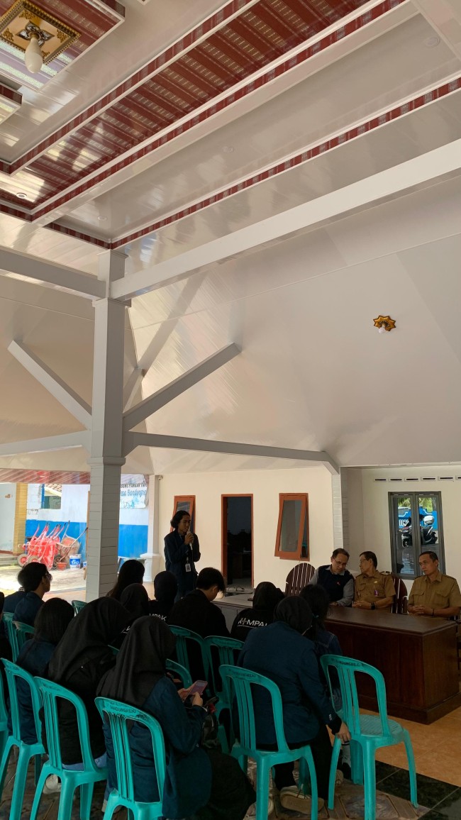 Momen mahasiswa diterima oleh pihak desa. (Foto: istimewa)