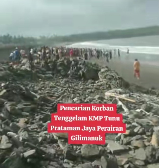 Proses pencarian korban tenggelamnya KMP Tunu Pratama Jaya di tepi pantai. (Foto: TikTok @lintasbanyuwangi)