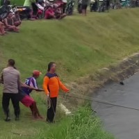 Bocah TK Terseret Arus Sungai Lodagung di Blitar: Sandal Mengapung, Tubuh Tak Kunjung Ketemu