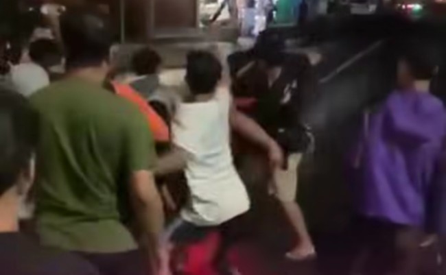 Beberapa pria yang disebut warga diduga membubarkan ricuh PSHT di Pakis, Malang. (Foto: istimewa)