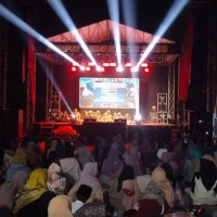 Hadirkan Dai dan Pelawak Kondang, Santunan Anak Yatim di Desa Wates Dipadati Ribuan Jamaah