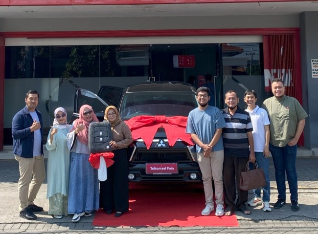 Foto bersama para karyawan dan pelanggan setia Telkomsel saat membawa pulang hadiah utama berupa satu unit mobil Mitsubishi Xpander dari program loyalitas Telkomsel bertajuk Undi-Undi Hepi. (Foto: istimewa)
