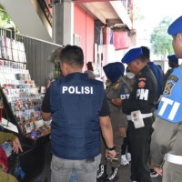 Satpol PP Surabaya dan Bea Cukai Sita 981 Bungkus Rokok Ilegal