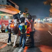 Ban Bocor di Jalan, Pria di Tulungagung Ditolong Polisi