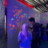 Pameran FLEX Hadirkan Pengalaman Melukis Glow in the Dark di Malang