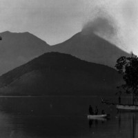 Gunung Lewotobi Laki-Laki Erupsi, 4 Rute Penerbangan di Kupang dan Flores Batal