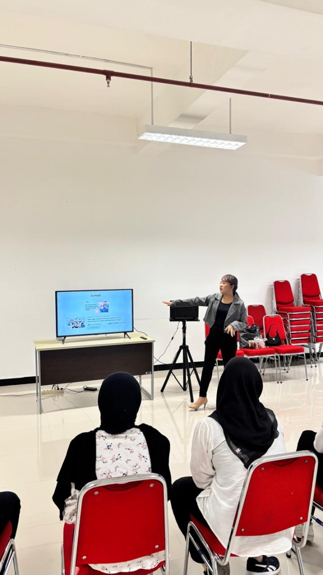 Praktisi Media Relations Amanda Egatya saat memberikan materi kepada tim intern Malang Creative Center (MCC), baru-baru ini. (Foto: istimewa)