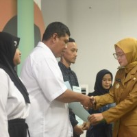 Serahkan Ijazah Kesetaraan, Mbak Wali Targetkan Tidak Ada Angka Putus Sekolah di Kota Kediri
