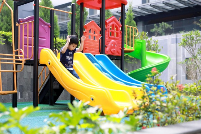 Momen tamu Grand Mercure Malang Mirama saat bermain di playground hotel. (Foto: istimewa)