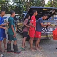 Patroli Humanis, Kasat Samapta Polres Situbondo Bagikan Nasi Kotak kepada Warga dan Pelajar