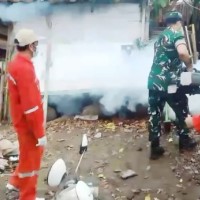 Cegah DBD, Babinsa Sumberanyar Situbondo Pimpin Kegiatan Foging Bersama Warga