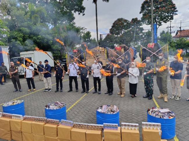 Direktorat Jenderal (Dirjen) Bea dan Cukai saat memusnahkan barang bukti yang merugikan negara (foto: Hendra Saputra/JatimTIMES) 