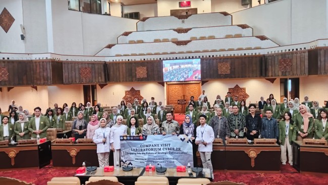 Anggota DPRD Jatim Puguh Wiji Pamungkas ketika menerima kunjungan dosen dan mahasiswa UPN Veteran Jatim. (Foto: Muhammad Choirul Anwar/Jatimtimes.com)
