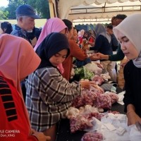 Harga Terjangkau, Warga Karanganyar Serbu Pasar Murah di Ngawi