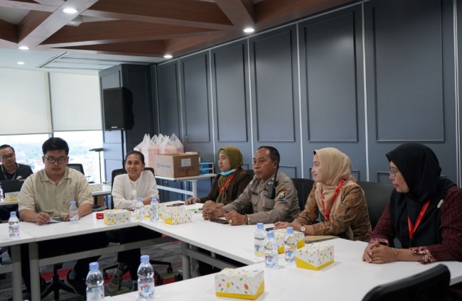 Perwakilan dari Dinas Sosial Provinsi Jawa Timur, Polsek Sukolilo, serta notaris saat pengundian program SEHATI Telkomsel. (Foto: istimewa)