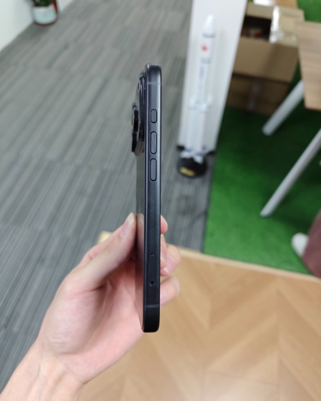 Tampak samping diduga bocoran iPhone 17. (Foto: @MajinBuOfficial)