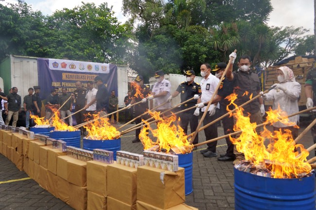 Pemusnahan rokok ilegal oleh Bea Cukai Jatim II. (Foto: istimewa)