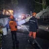 Diterpa Angin Kencang, Pohon Tumbang Putus Aliran PJU dan Tutup Akses Jalan