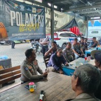 Jelang Operasi Patuh Semeru 2025, Polres Pelabuhan Tanjungperak Ngopi Bareng Para Sopir Truk 