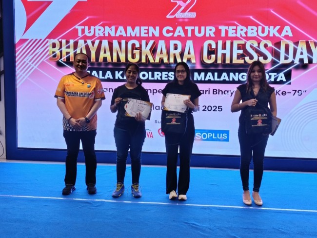 Kapolresta Malang Kota Kombes Pol Nanang Haryono usai memberikan hadiah kepada pemenang kategori putri (foto: Hendra Saputra/JatimTIMES)