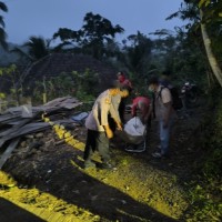 Mayat Pria Berkaus Bantengan Ditemukan Tertimbun Sampah di Sungai Sumberpakel