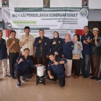 Tim Pengabdian UM Tawarkan Teknologi Tepat Guna untuk Pedagang Gorengan di Blitar