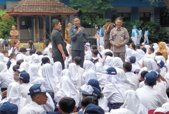 Wali Kota Malang Wahyu Hidayat menberikan arahan kepada Siswa SMP Negeri 6 Kota Malang.(Foto: Riski Wijaya/MalangTIMES).