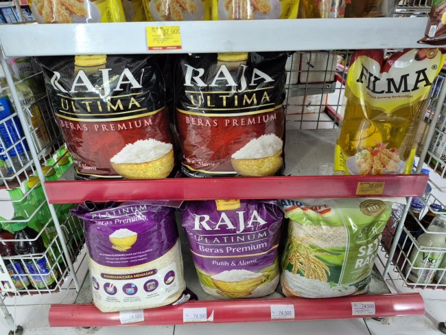 Beberapa merek beras di Alfamart Kabupaten Blitar. (Foto: Binti N Rosidah/JatimTIMES)