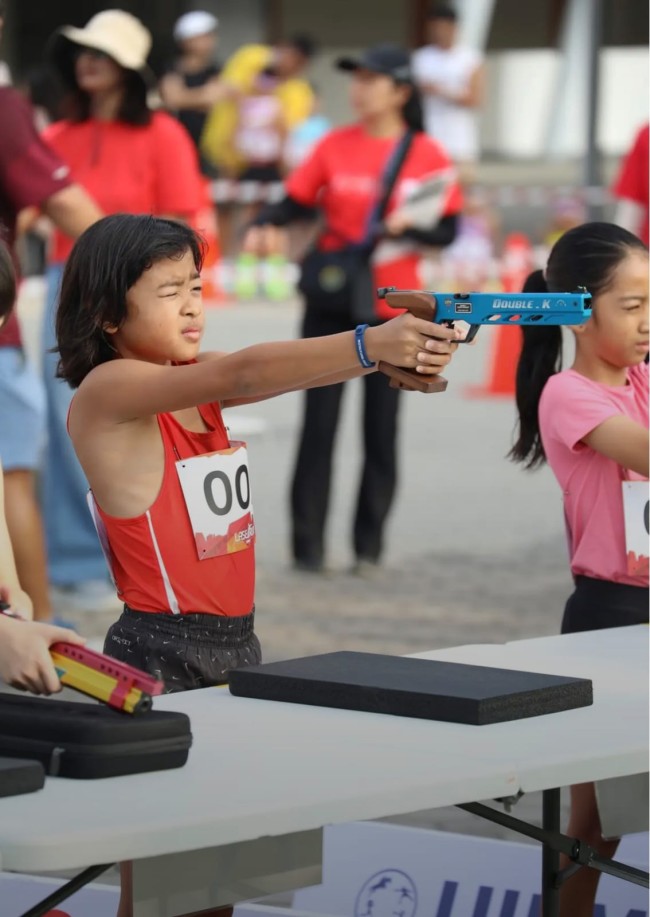 Momen Khanza menembak. (Foto: istimewa)