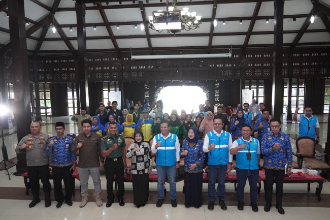 Foto bersama Manager PLN UP3 Malang, Agung Wibowo bersama Wakil Bupati Kabupaten Malang, Dra. Hj. Latifa Sohib dalam acara peresmian bantuan tahap kedua program Bank Sampah yang digelar oleh PLN Electricity Services. (Foto: istimewa)