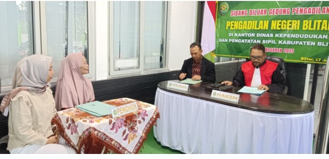 Suasana sidang keliling di Kantor Dispendukcapil Kabupaten Blitar, 17 Juli 2025. (Foto: Aunur Rofiq/JatimTIMES) 