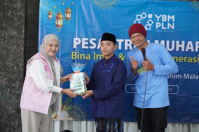 Pemberian bingkisan kepada anak yatim. (Foto: istimewa)
