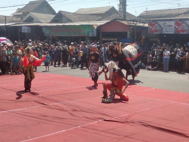 Salah satu pertunjukan kesenian yang ditampilkan dalam Pawai Budaya Grebeg Suro Kelurahan Cemorokandang.(Foto: Riski Wijaya/MalangTIMES).