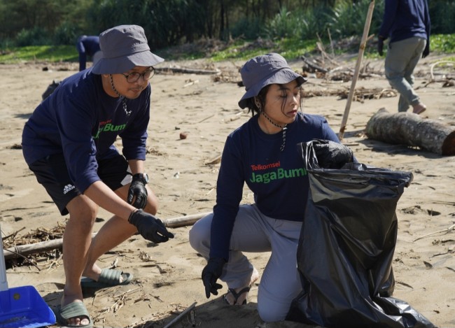 Pegawai Telkomsel  bersih-bersih Pantai Pancer Door pada hari Sabtu (19/7). (Foto: istimewa)