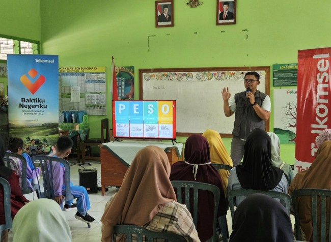 sharing kepada orang tua siswa dan guru mengenai pemanfaatan internet dengan tepat bagi anak-anak. (Foto: istimewa)