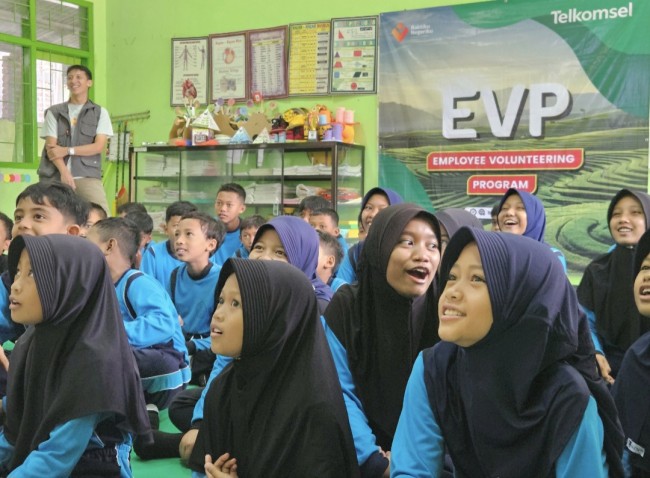 karyawan Telkomsel turun langsung sebagai relawan untuk memberikan edukasi mengenai Internet BAIK di SDN Sukoharjo. (Foto: istimewa)