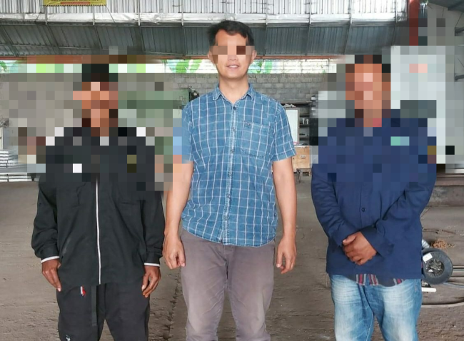 Pelaku kasus produksi mesin CNC palsu Syaiful Adhim (tengah).(Foto: Istimewa).